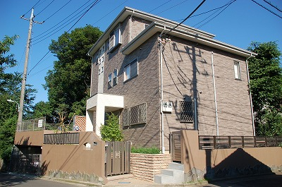 外観　全面道路より１Ｍほど高い敷地となっています